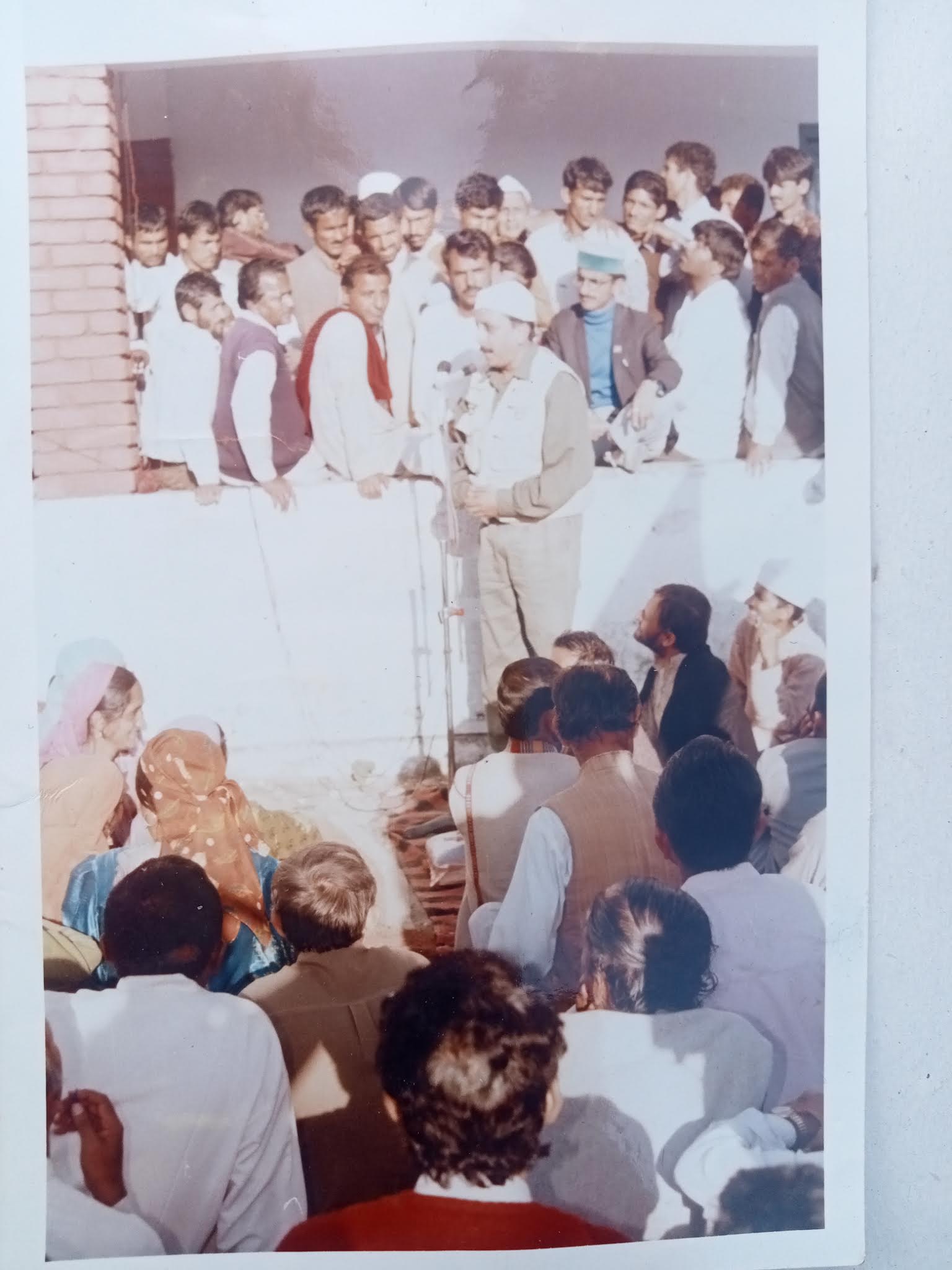 वर्ष 1993, कफोटा में आयोजित हाटी खुमल़ी को सम्बोधित करते हुए कंवर अजय बहादुर सिंह जी।