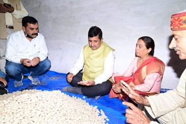 3.	गिरिपार क्षेत्र के प्रतिष्ठित समाज सेवी और केंद्रीय हाटी समिति के महासचिव द्वारा लिखित “नशा मुक्ति चेतना गीत” का भाव सिंह कपूर, किरनेश पुंडीर और गौरव ठाकुर की उपस्थिति में प्रोमो पांवटा में हुआ जारी