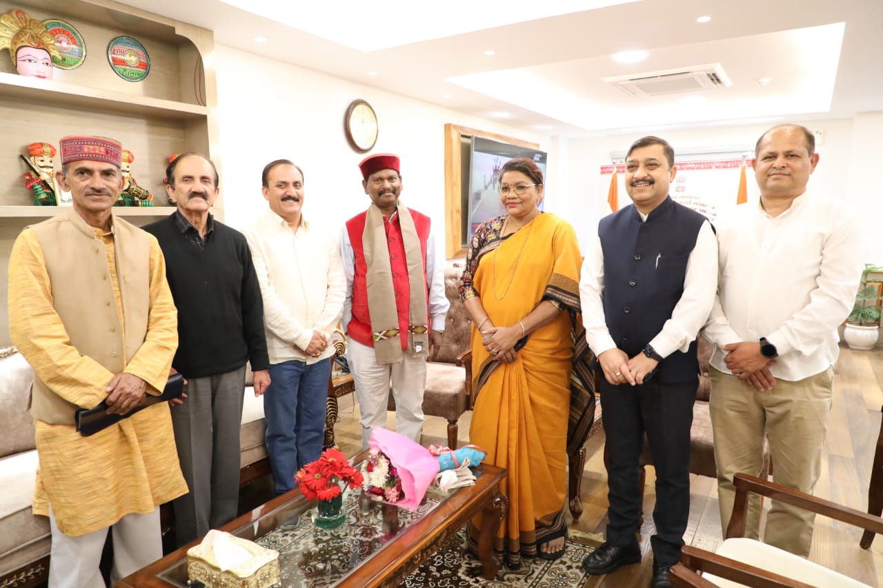 वर्ष 2022 को केंद्रीय जनजाति मंत्री श्री अर्जुन मुंडा तथा जनजाति राज्य मंत्री रेणुका चौधरी से मुलाकात करते हुए हाटी समिति के सदस्य।