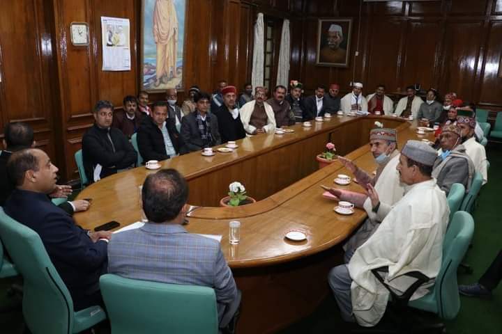 5 मार्च 2022 को मुख्यमंत्री श्री जयराम ठाकुर के साथ विधानसभा में चर्चा करते हुए हाटी समिति के सदस्य