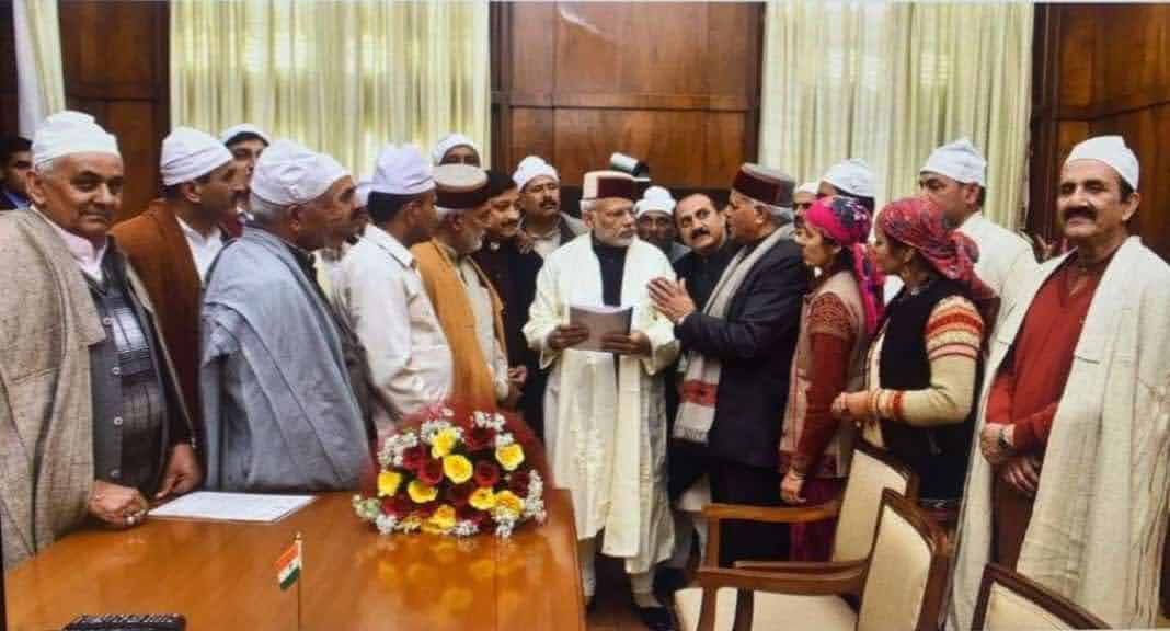 वर्ष 2017 में सांसद श्री वीरेन्द्र कश्यप के नेतृत्व में प्रधानमंत्री श्री नरेन्द्र मोदी जी से मिलकर हाटी मुद्दे पर चर्चा करते हुए हाटी प्रतिनिधि मंडल |