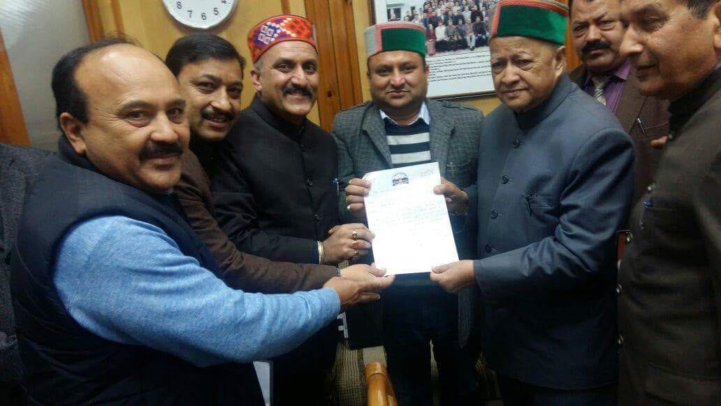 वर्ष 2017 हाटी मुद्दे को लेकर मुख्यमंत्री श्री वीरभद्र सिंह जी से मिले गिरिपार क्षेत्र के विधायक गण श्री किरनेश जंग, श्री सुरेश कश्यप, श्री बलदेव सिंह तोमर तथा श्री विनय कुमार जी